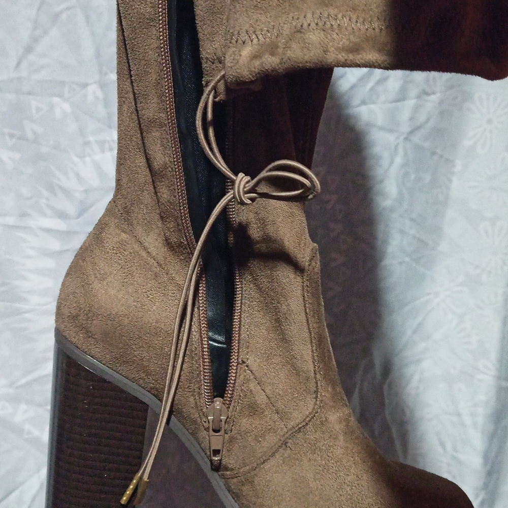 Boots - Picture 3 of 4